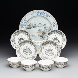 Four Chinese grisaille cups and saucers and a plate with blue-enamelled border, Qianlong — 照片 1