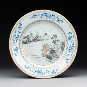 Four Chinese grisaille cups and saucers and a plate with blue-enamelled border, Qianlong — 照片 2