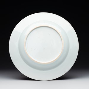 Four Chinese grisaille cups and saucers and a plate with blue-enamelled border, Qianlong — 照片 3