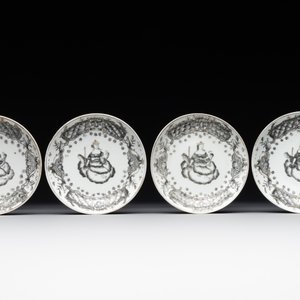 Four Chinese grisaille cups and saucers and a plate with blue-enamelled border, Qianlong — 照片 4