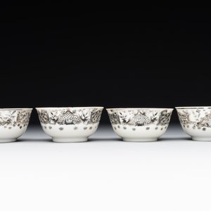 Four Chinese grisaille cups and saucers and a plate with blue-enamelled border, Qianlong — 照片 6