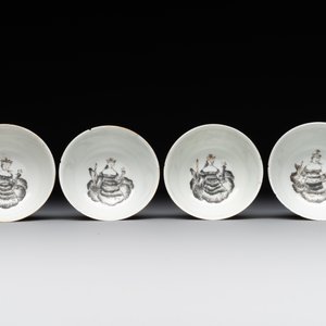 Four Chinese grisaille cups and saucers and a plate with blue-enamelled border, Qianlong — 照片 7