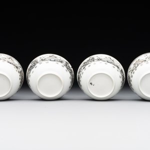 Four Chinese grisaille cups and saucers and a plate with blue-enamelled border, Qianlong — 照片 8