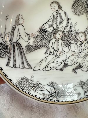 Four Chinese grisaille 'Western subject' cups and nine saucers, Qianlong — photo 17