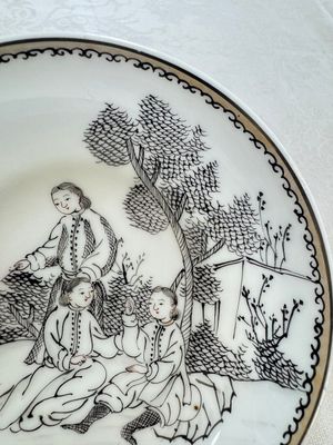 Four Chinese grisaille 'Western subject' cups and nine saucers, Qianlong — photo 19