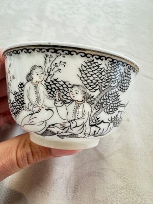Four Chinese grisaille 'Western subject' cups and nine saucers, Qianlong — photo 2