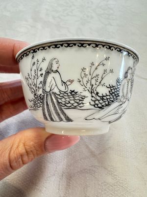 Four Chinese grisaille 'Western subject' cups and nine saucers, Qianlong — photo 3
