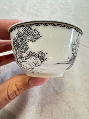 Four Chinese grisaille 'Western subject' cups and nine saucers, Qianlong — photo 4