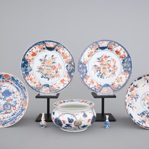 Four Chinese imari plates, two miniature vases and a bourdalou, 18th C. — photo 1