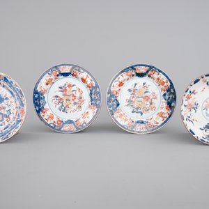 Four Chinese imari plates, two miniature vases and a bourdalou, 18th C. — photo 2