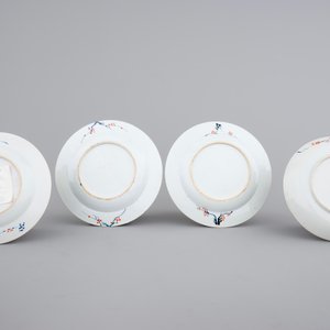 Four Chinese imari plates, two miniature vases and a bourdalou, 18th C. — photo 3
