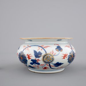 Four Chinese imari plates, two miniature vases and a bourdalou, 18th C. — photo 4