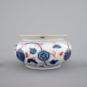Four Chinese imari plates, two miniature vases and a bourdalou, 18th C. — photo 5