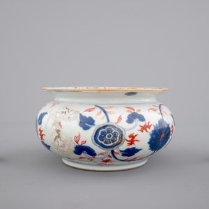 Four Chinese imari plates, two miniature vases and a bourdalou, 18th C. — photo 6
