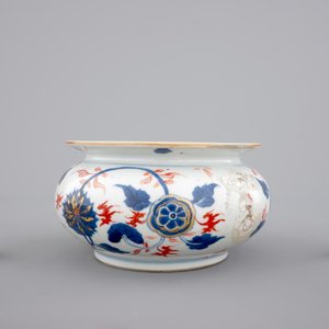 Four Chinese imari plates, two miniature vases and a bourdalou, 18th C. — photo 7