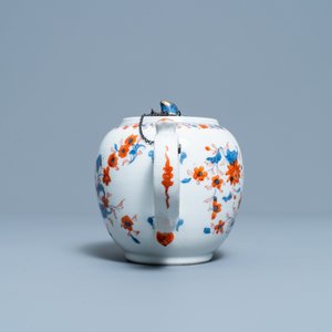 Four Chinese Imari-style plates, a large teapot and six cups and saucers, Kangxi/Qianlong — photo 3
