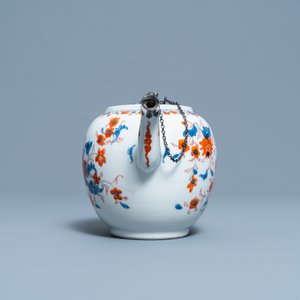 Four Chinese Imari-style plates, a large teapot and six cups and saucers, Kangxi/Qianlong — photo 5