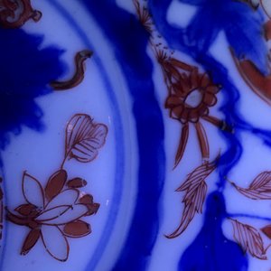 Four Chinese Imari-style plates with raised central roundels, Kangxi — 照片 11