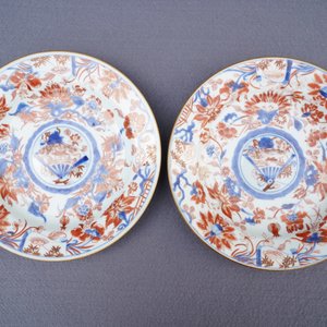 Four Chinese Imari-style plates with raised central roundels, Kangxi — 照片 3