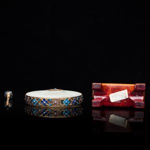 Four Chinese inlaid silver-mounted jade snuff bottles, 19/20th C. — 照片 16