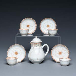 Four Chinese iron-red and gilt cups and saucers and a covered jug, Yongzheng/Qianlong — photo 1