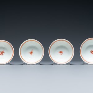 Four Chinese iron-red and gilt cups and saucers with figures near a table, Kangxi — 照片 9