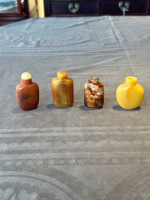 Four Chinese jade and hardstone snuff bottles, 19/20th C. — photo 1