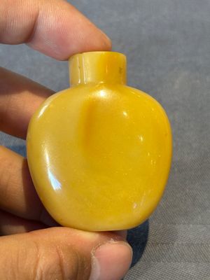 Four Chinese jade and hardstone snuff bottles, 19/20th C. — photo 17