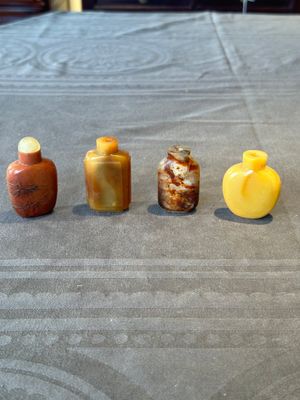 Four Chinese jade and hardstone snuff bottles, 19/20th C. — photo 2