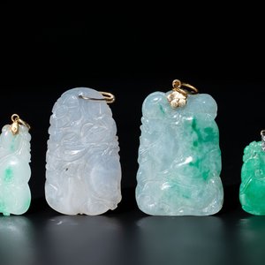 Four Chinese jadeite pendants with gold and silver mounts, 19/20th C. — 照片 1