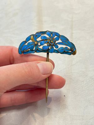 Four Chinese kingfisher feathers, four mother-of-pearl and two gilt metal hairpins and brooches, 19th C. — photo 16