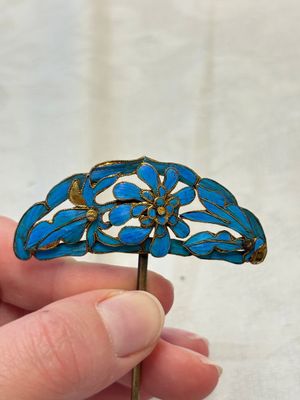 Four Chinese kingfisher feathers, four mother-of-pearl and two gilt metal hairpins and brooches, 19th C. — photo 17