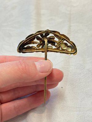 Four Chinese kingfisher feathers, four mother-of-pearl and two gilt metal hairpins and brooches, 19th C. — photo 18