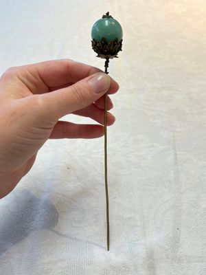 Four Chinese kingfisher feathers, four mother-of-pearl and two gilt metal hairpins and brooches, 19th C. — photo 4