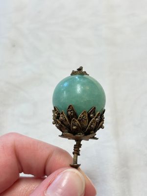 Four Chinese kingfisher feathers, four mother-of-pearl and two gilt metal hairpins and brooches, 19th C. — photo 5