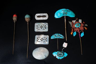 Four Chinese kingfisher feathers, four mother-of-pearl and two gilt metal hairpins and brooches, 19th C.