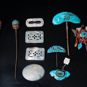 Four Chinese kingfisher feathers, four mother-of-pearl and two gilt metal hairpins and brooches, 19th C. — photo 1