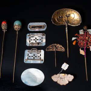 Four Chinese kingfisher feathers, four mother-of-pearl and two gilt metal hairpins and brooches, 19th C. — photo 2