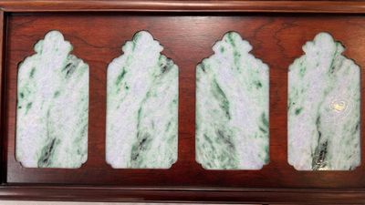 Four Chinese lavender and green jadeite 'Fu Lu Shou Quan 福祿壽全' plaques mounted in a hongmu frame, 19th/20th C. — photo 5