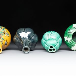 Four Chinese monochrome wares and two wooden stands, 19th C. — photo 4