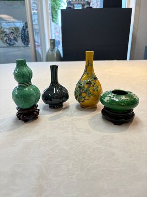 Four Chinese monochrome wares and two wooden stands, 19th C. — photo 1
