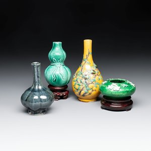 Four Chinese monochrome wares and two wooden stands, 19th C. — photo 1
