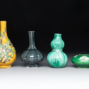 Four Chinese monochrome wares and two wooden stands, 19th C. — photo 2