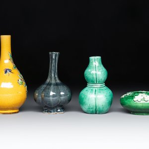 Four Chinese monochrome wares and two wooden stands, 19th C. — photo 3