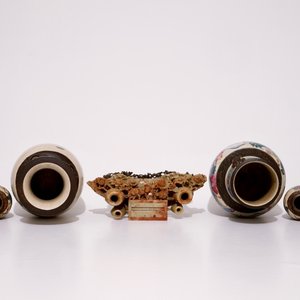 Four Chinese Nanking famille verte and rose crackle glaze vases and a soapstone cigarette dispenser, 19/20th C. — 照片 5