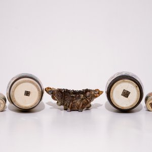 Four Chinese Nanking famille verte and rose crackle glaze vases and a soapstone cigarette dispenser, 19/20th C. — 照片 6