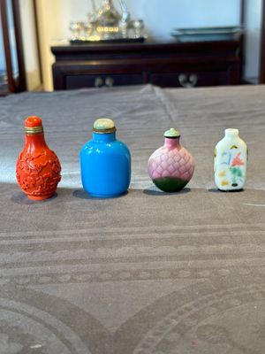 Four Chinese Peking glass snuff bottles, one with a Qianlong mark, 18/19th C. — 照片 1