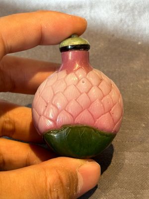 Four Chinese Peking glass snuff bottles, one with a Qianlong mark, 18/19th C. — 照片 16