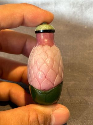 Four Chinese Peking glass snuff bottles, one with a Qianlong mark, 18/19th C. — 照片 17