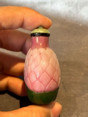 Four Chinese Peking glass snuff bottles, one with a Qianlong mark, 18/19th C. — 照片 19